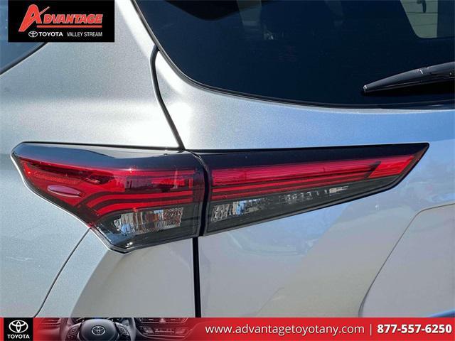 used 2022 Toyota Highlander car, priced at $36,999