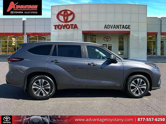 used 2024 Toyota Highlander Hybrid car, priced at $45,899