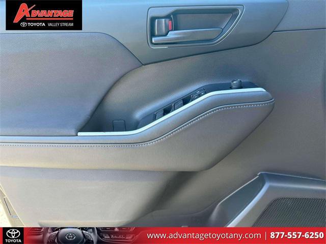 used 2022 Toyota Highlander car, priced at $31,899