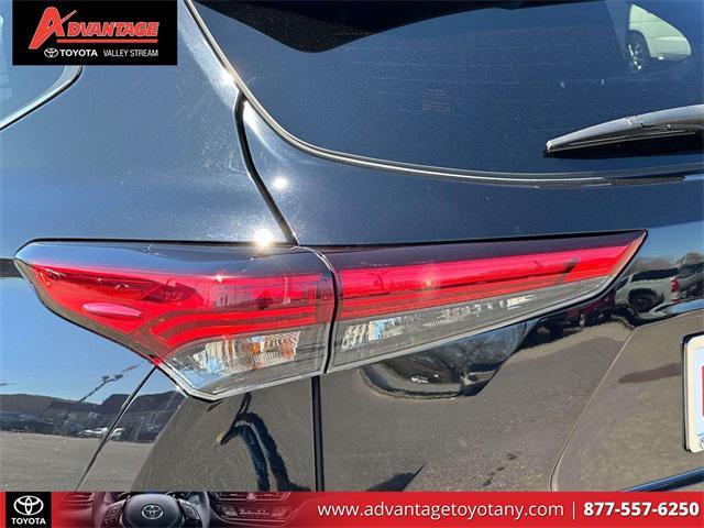 used 2022 Toyota Highlander car, priced at $31,899