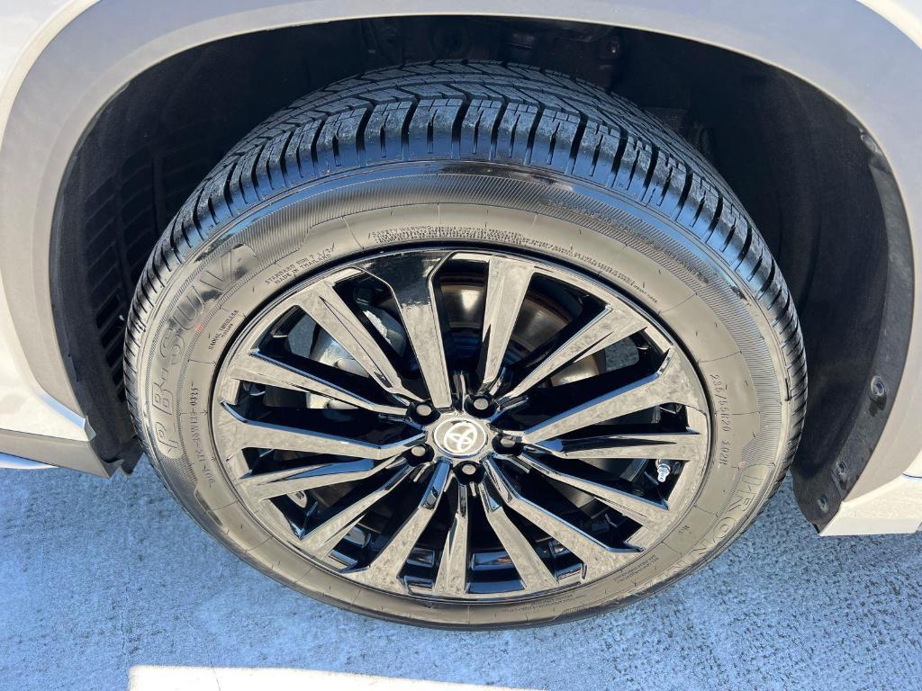 used 2024 Toyota Highlander car, priced at $42,985