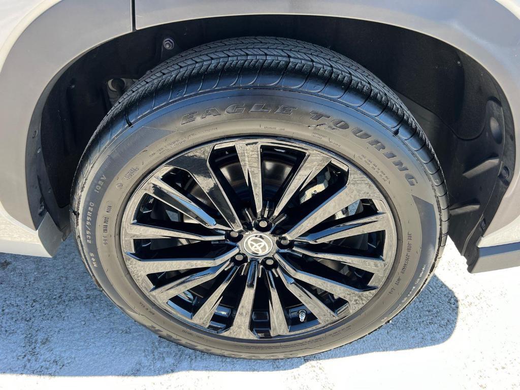 used 2024 Toyota Highlander car, priced at $42,985