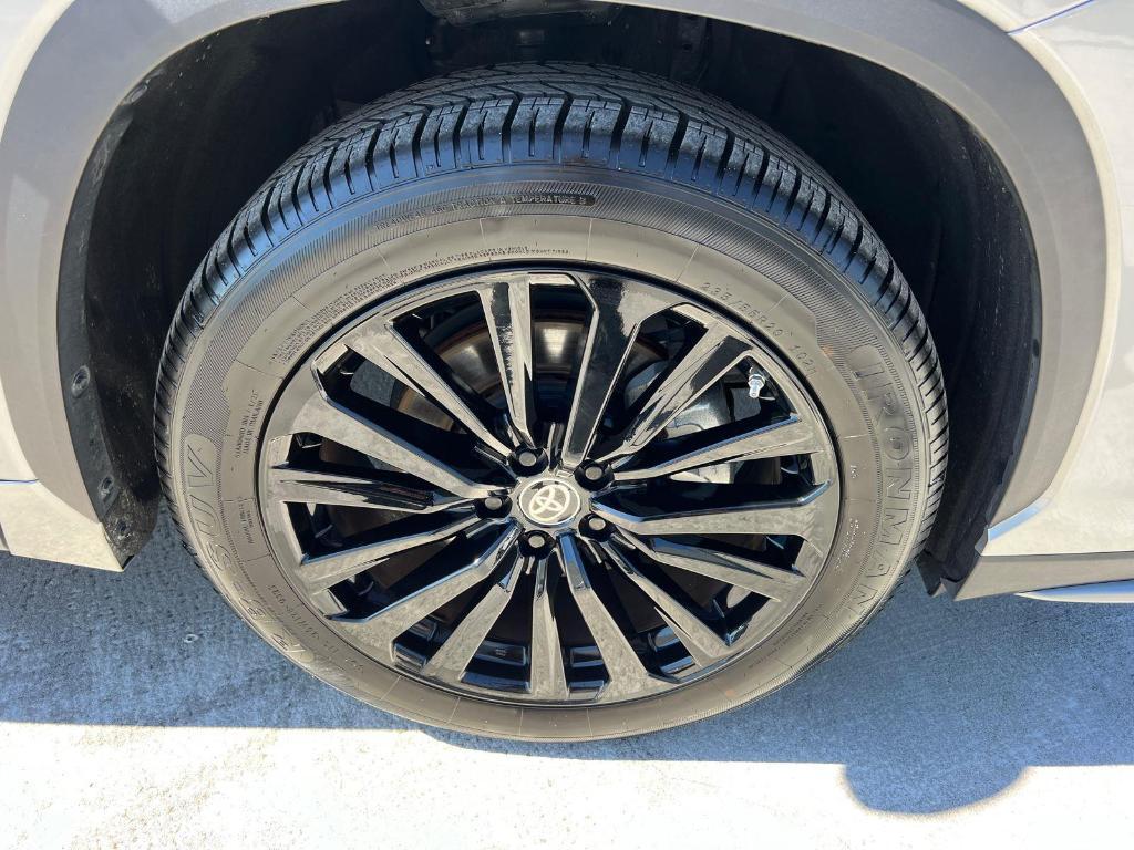 used 2024 Toyota Highlander car, priced at $42,985