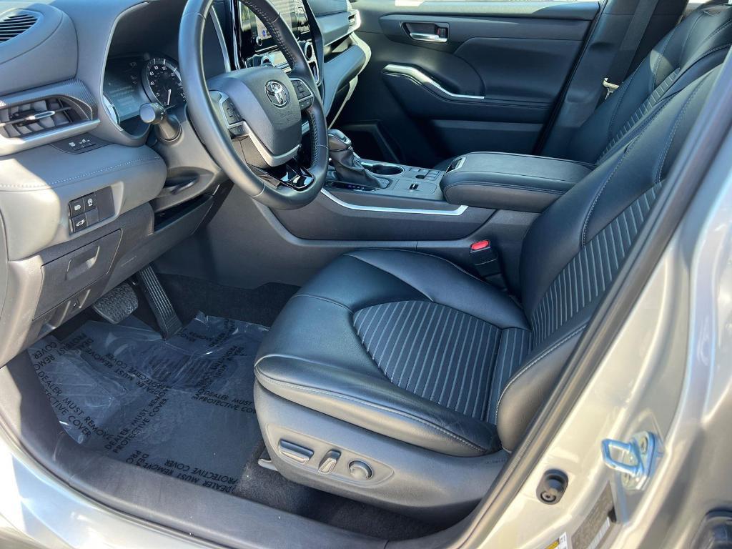 used 2024 Toyota Highlander car, priced at $42,985