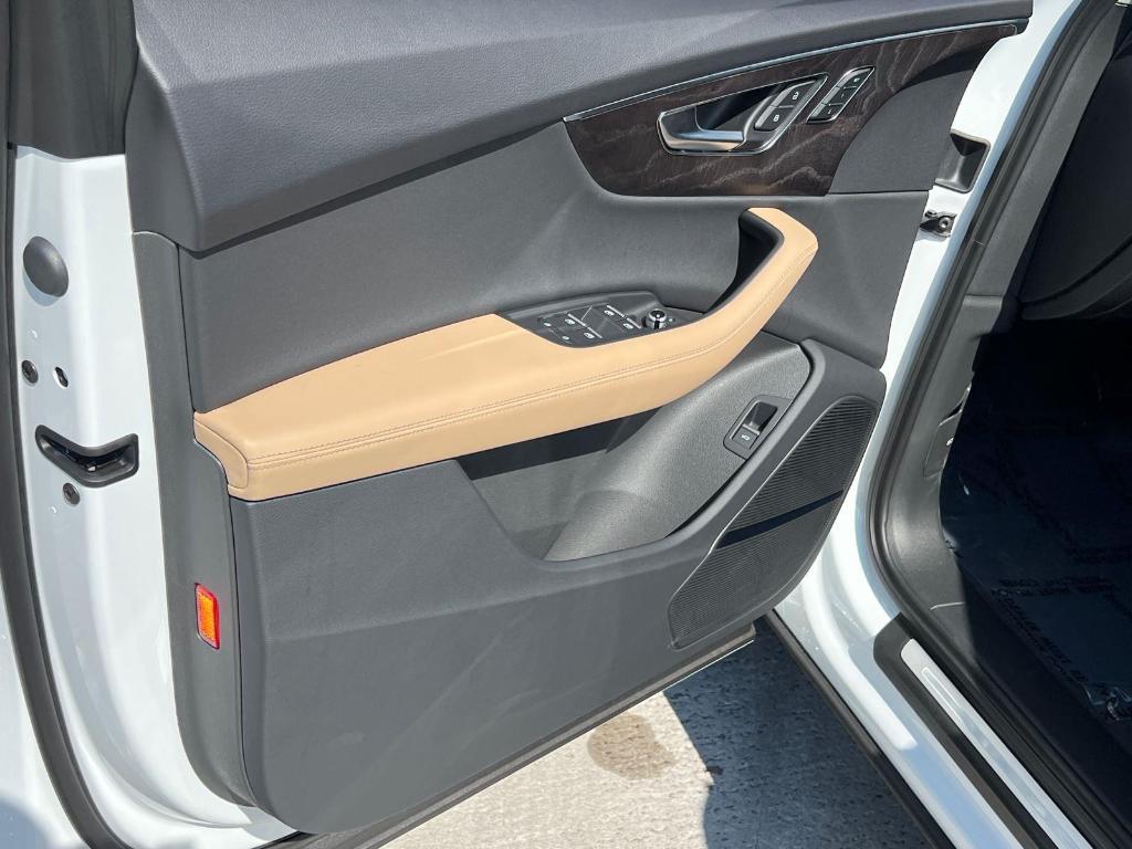new 2025 Audi Q7 car, priced at $67,705