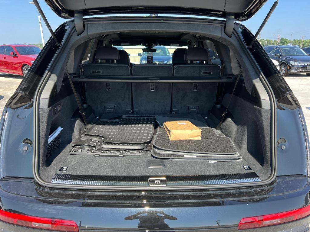 new 2025 Audi Q7 car, priced at $82,730