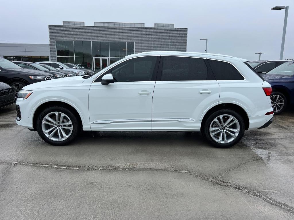 new 2025 Audi Q7 car, priced at $61,475