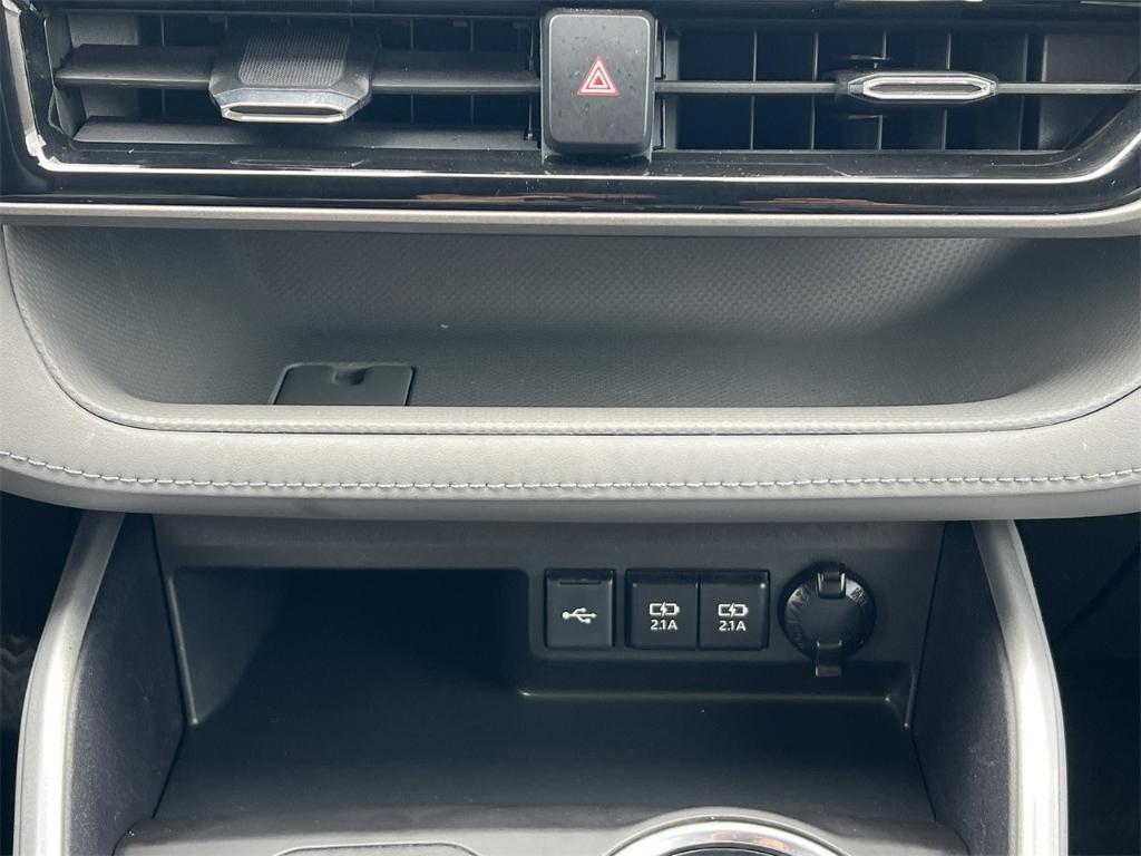 used 2021 Toyota Highlander car, priced at $31,000