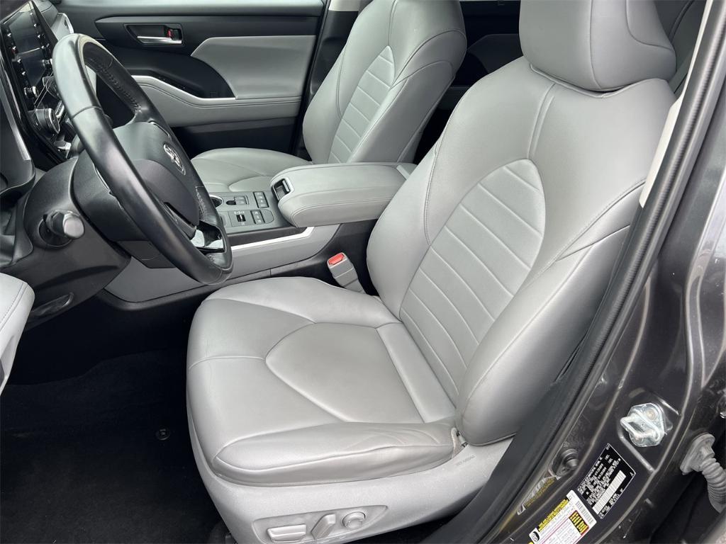 used 2021 Toyota Highlander car, priced at $31,000