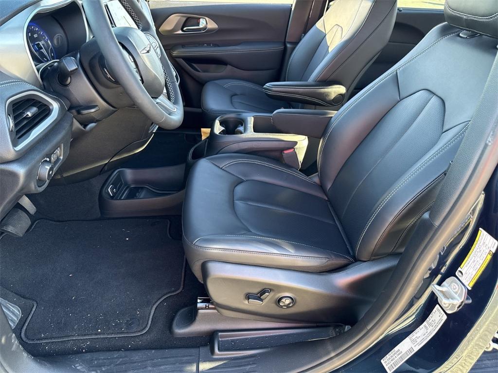 new 2025 Chrysler Pacifica car