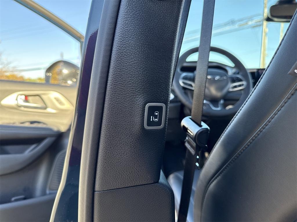 new 2025 Chrysler Pacifica car