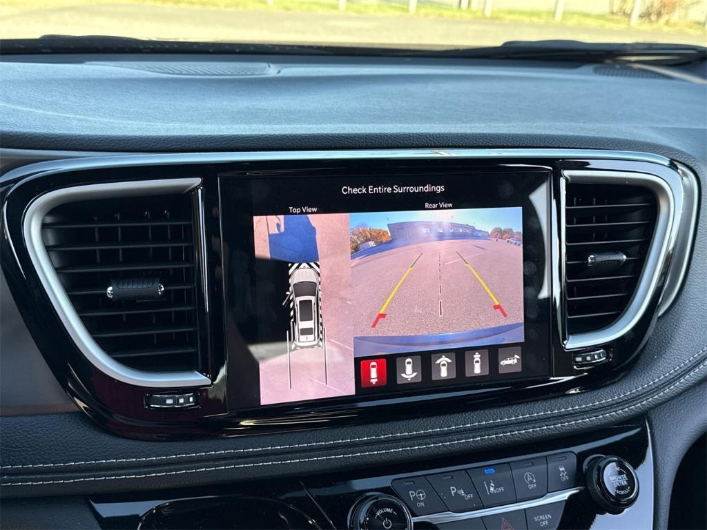 new 2025 Chrysler Pacifica car