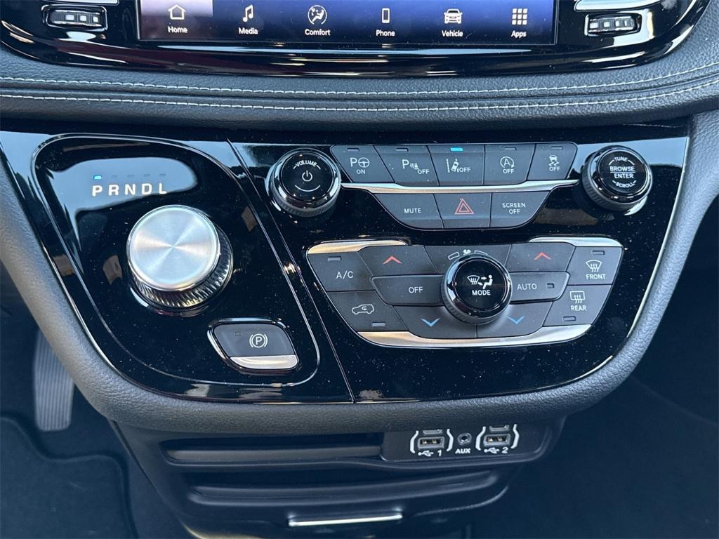 new 2025 Chrysler Pacifica car