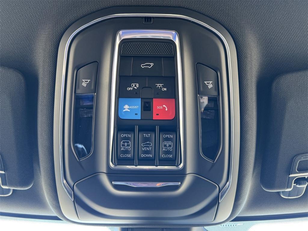 new 2025 Jeep Grand Cherokee car, priced at $55,660