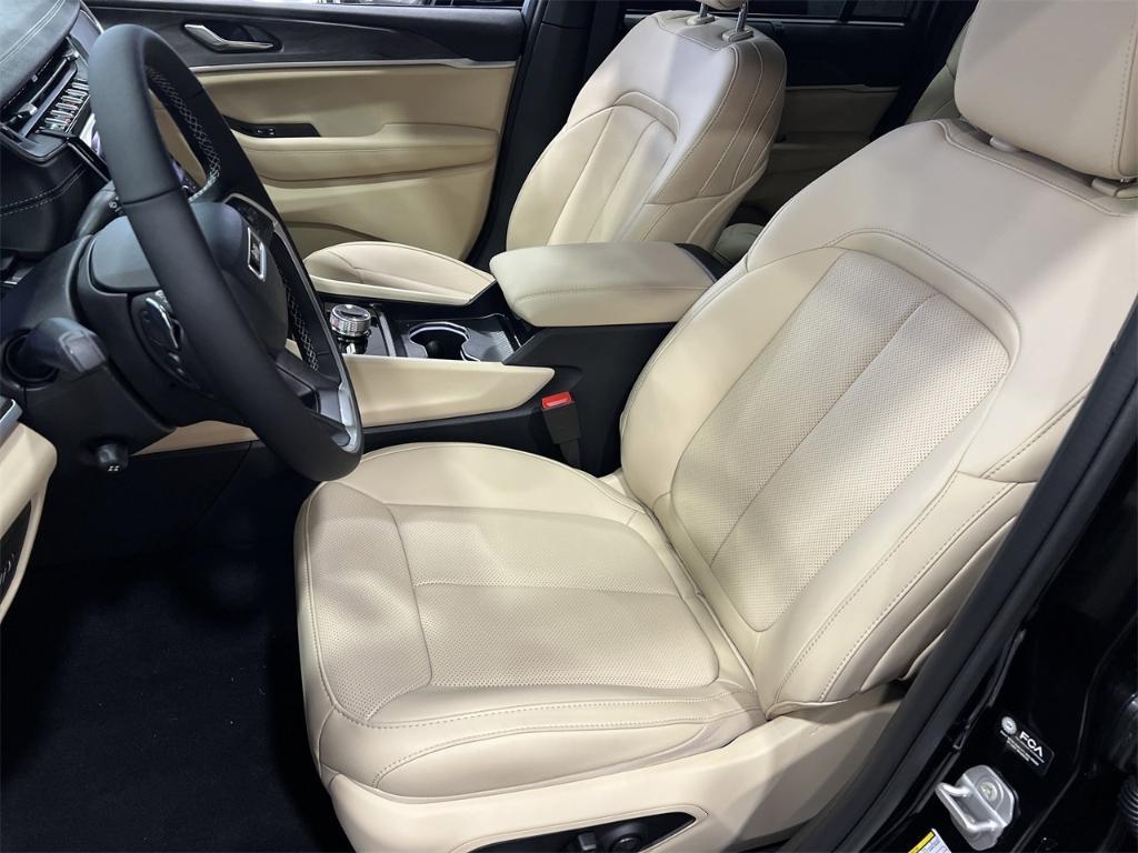 new 2025 Jeep Grand Cherokee car, priced at $55,660