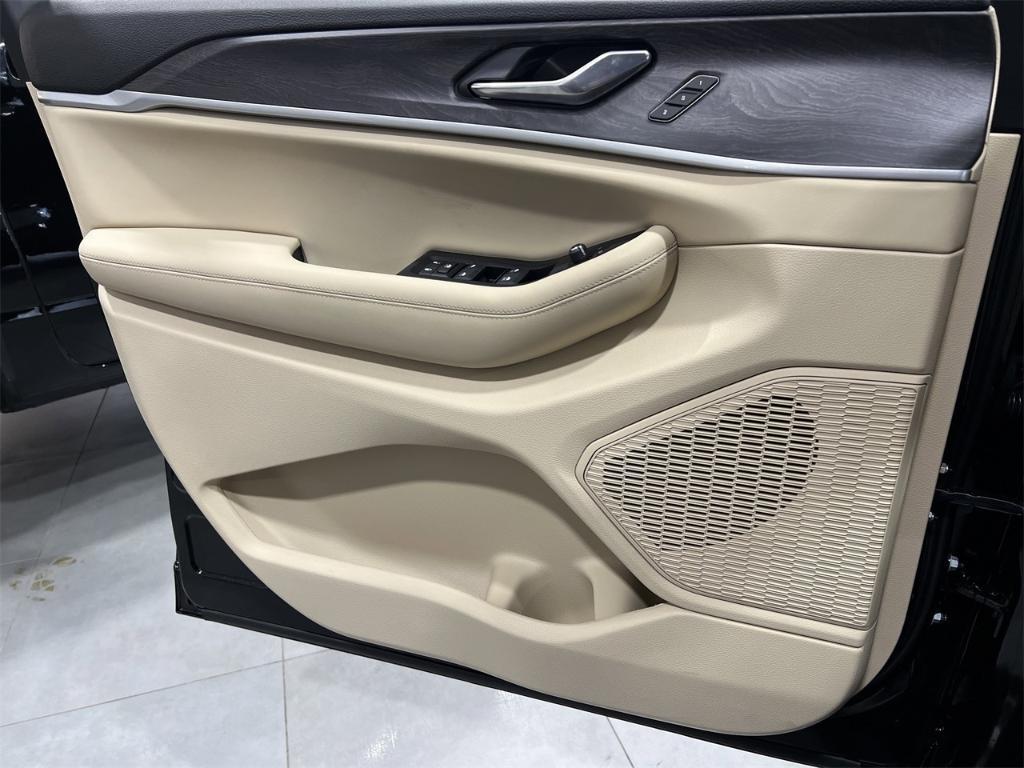 new 2025 Jeep Grand Cherokee car, priced at $55,660