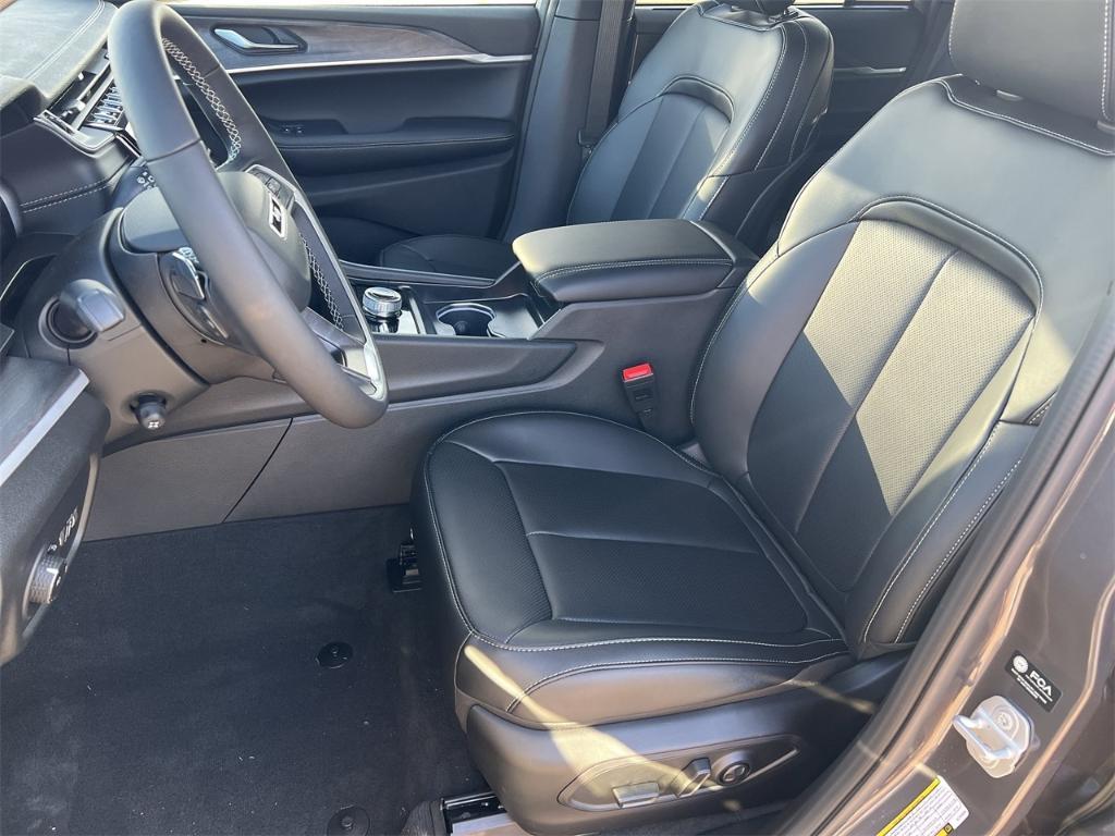 new 2025 Jeep Grand Cherokee car, priced at $55,660