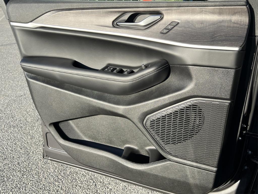 new 2025 Jeep Grand Cherokee car, priced at $55,660