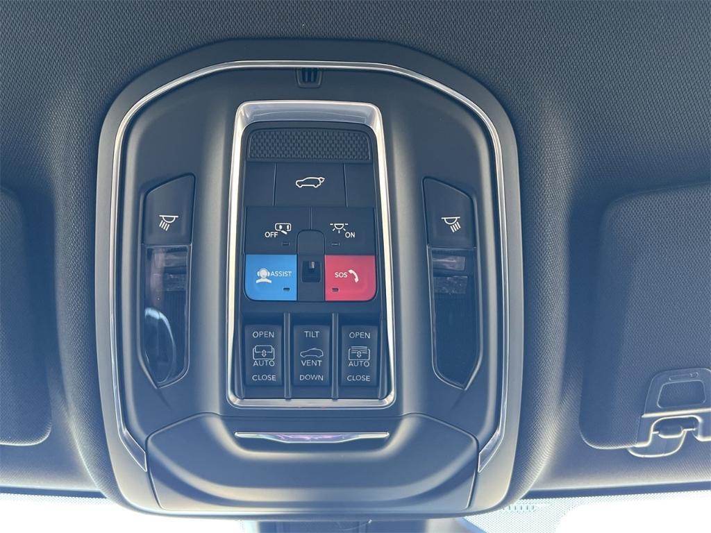 new 2025 Jeep Grand Cherokee car, priced at $55,660