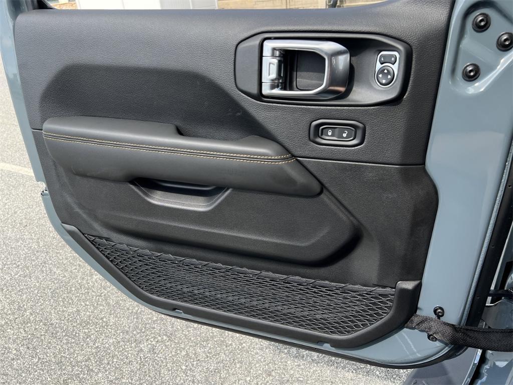 new 2025 Jeep Gladiator car, priced at $48,685