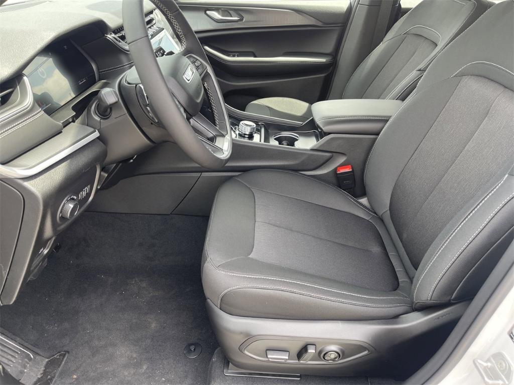 new 2025 Jeep Grand Cherokee car, priced at $41,575