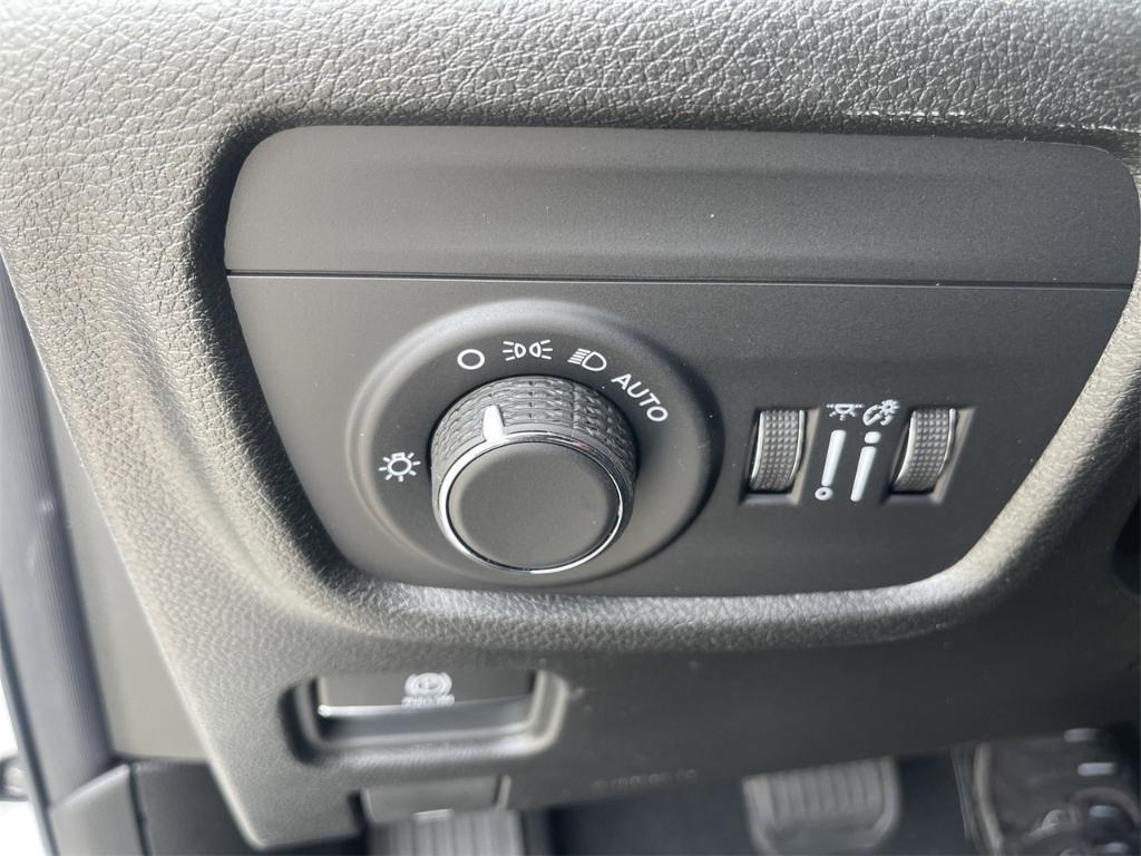 new 2025 Jeep Grand Cherokee car, priced at $41,575