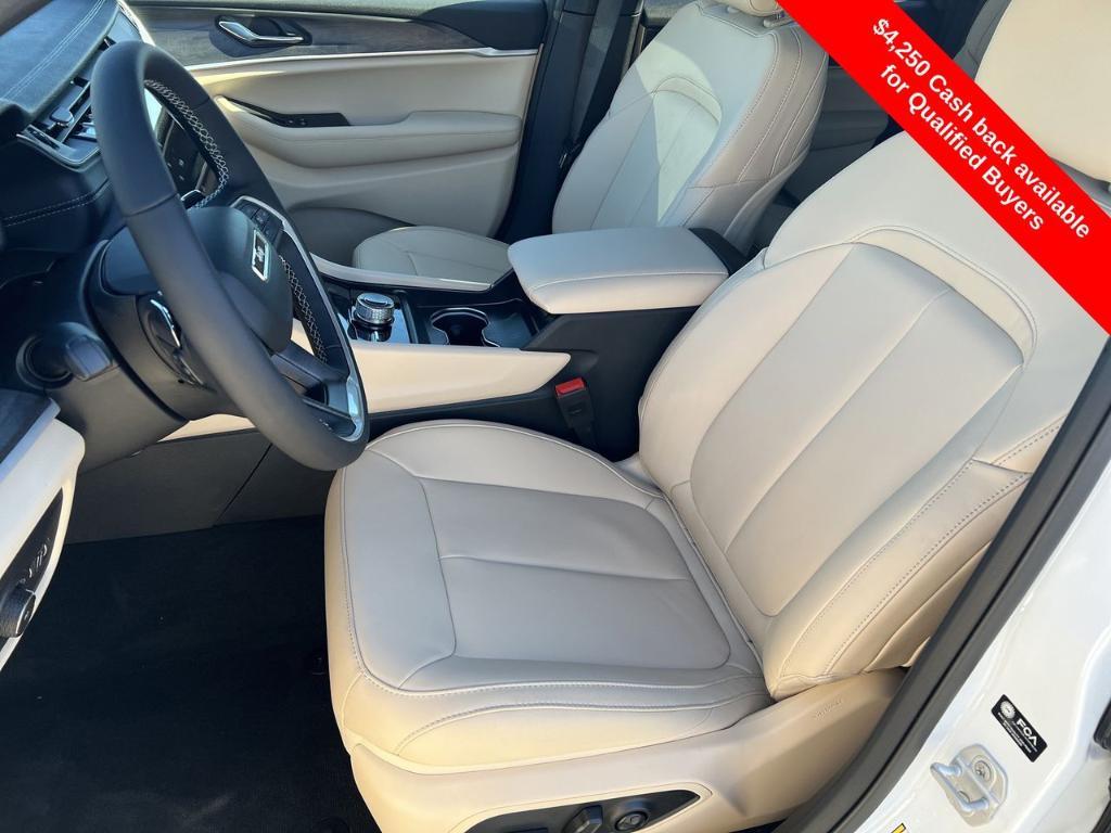 new 2025 Jeep Grand Cherokee car, priced at $44,043