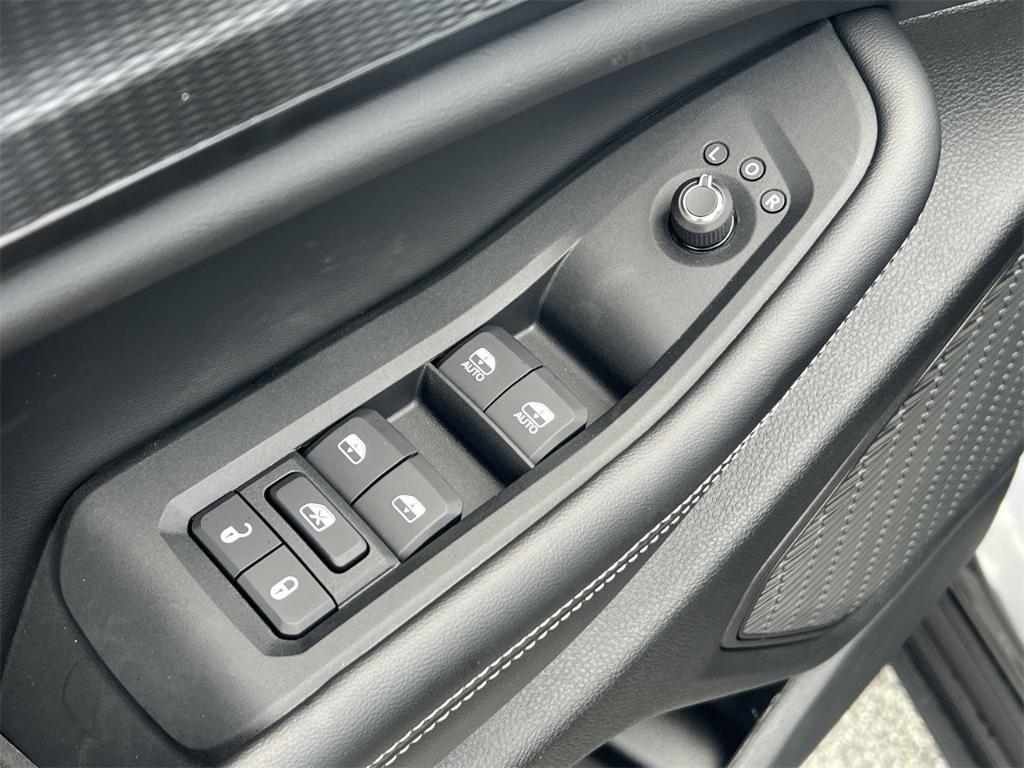 new 2025 Jeep Grand Cherokee car, priced at $40,375