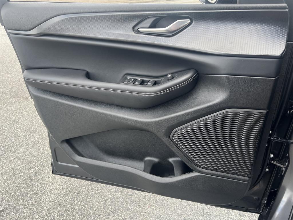 new 2025 Jeep Grand Cherokee car, priced at $40,375