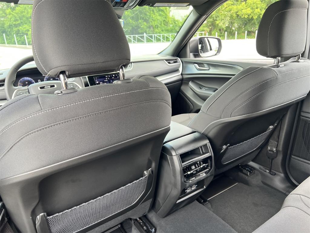 new 2025 Jeep Grand Cherokee car, priced at $40,375