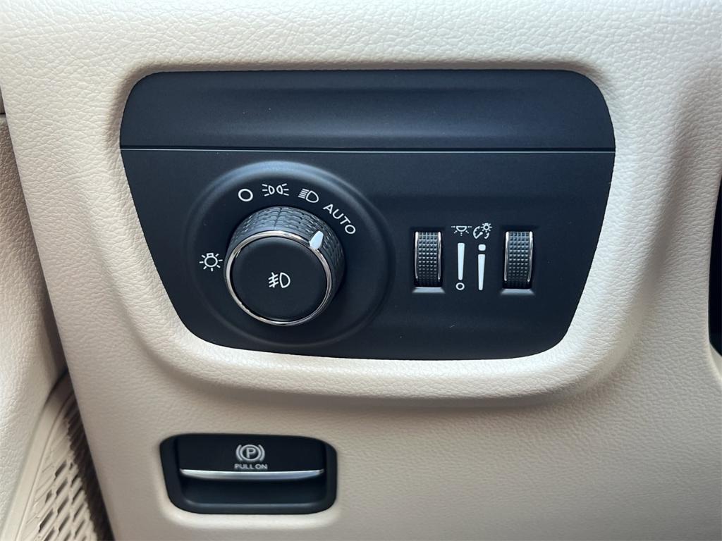 new 2025 Jeep Grand Cherokee car, priced at $55,660