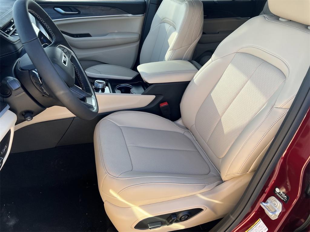 new 2025 Jeep Grand Cherokee car, priced at $55,660