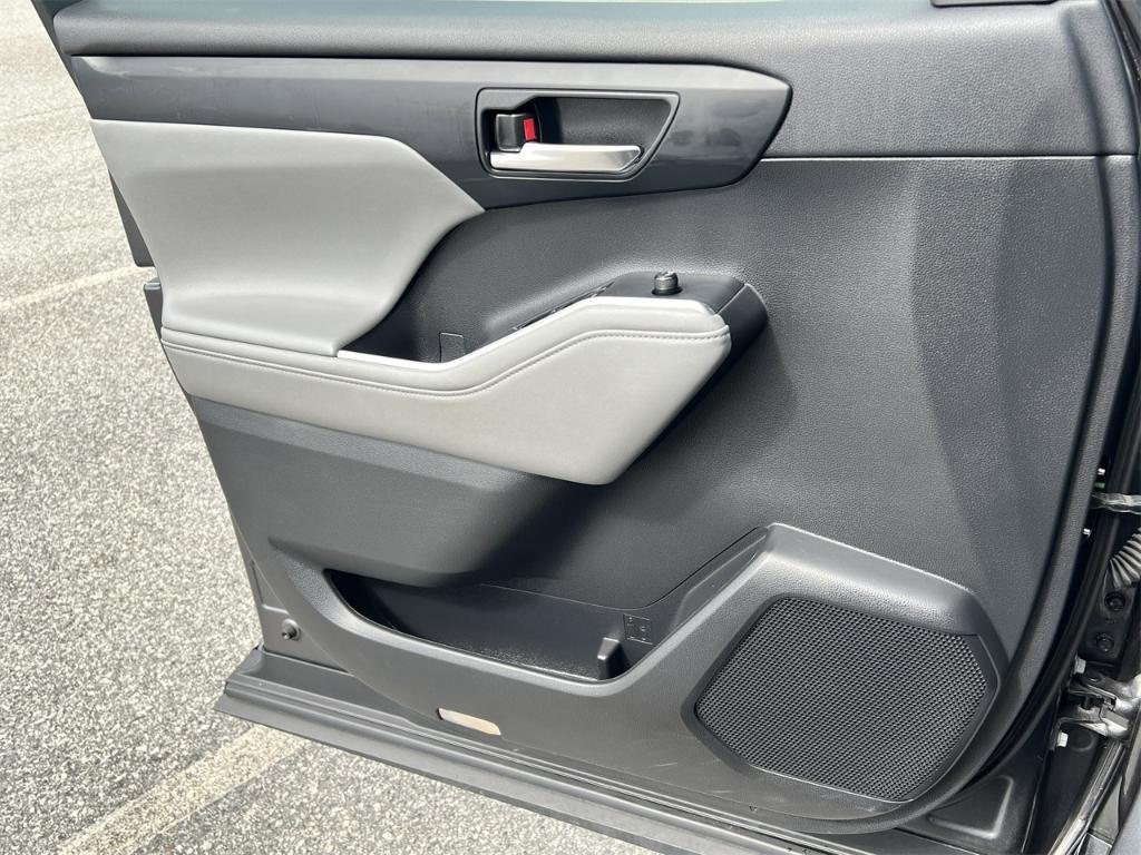 used 2023 Toyota Highlander car, priced at $33,000