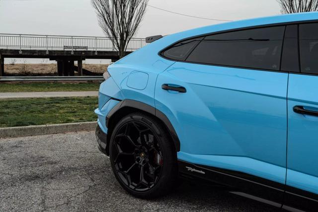 used 2023 Lamborghini Urus car, priced at $329,999