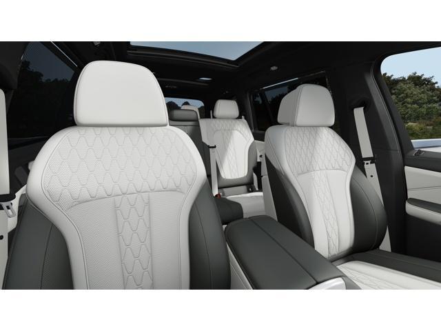 new 2026 BMW X7 car, priced at $125,880