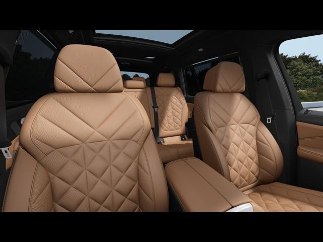 new 2025 BMW X7 car, priced at $90,705