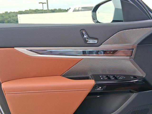 new 2025 BMW 760 car, priced at $134,485