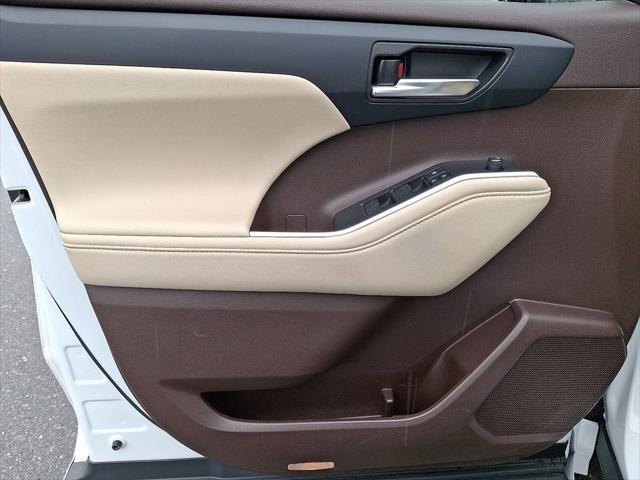 used 2022 Toyota Highlander car, priced at $40,033