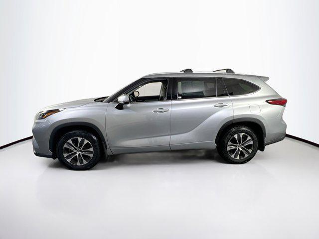 used 2022 Toyota Highlander car, priced at $38,056