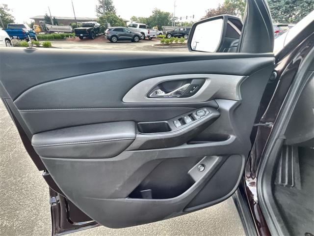 used 2023 Chevrolet Traverse car, priced at $33,944