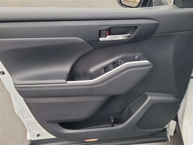 used 2022 Toyota Highlander car, priced at $34,629