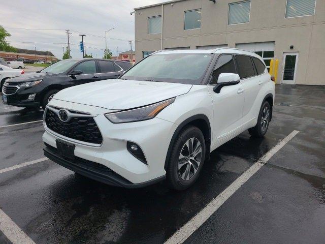 used 2022 Toyota Highlander car, priced at $34,889