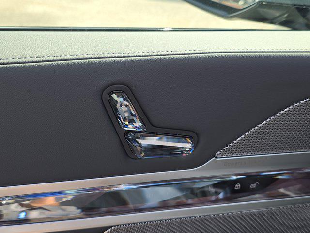 new 2025 BMW 760 car, priced at $132,125
