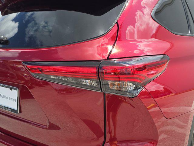 used 2022 Toyota Highlander car, priced at $38,462