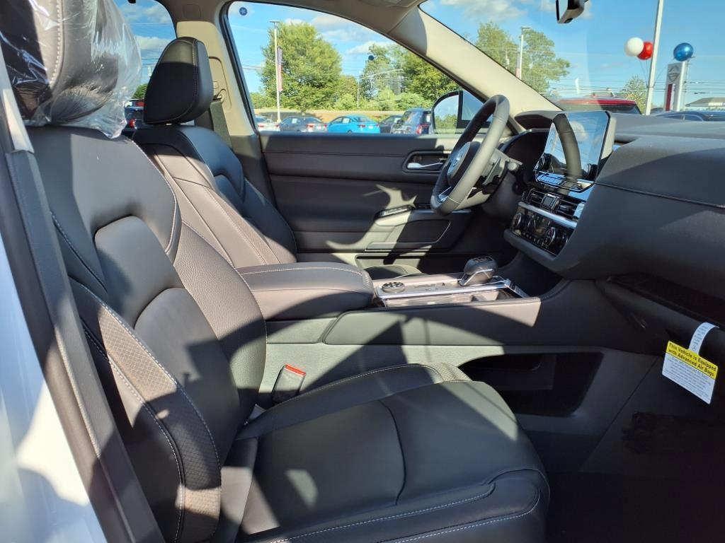 new 2025 Nissan Pathfinder car, priced at $45,984