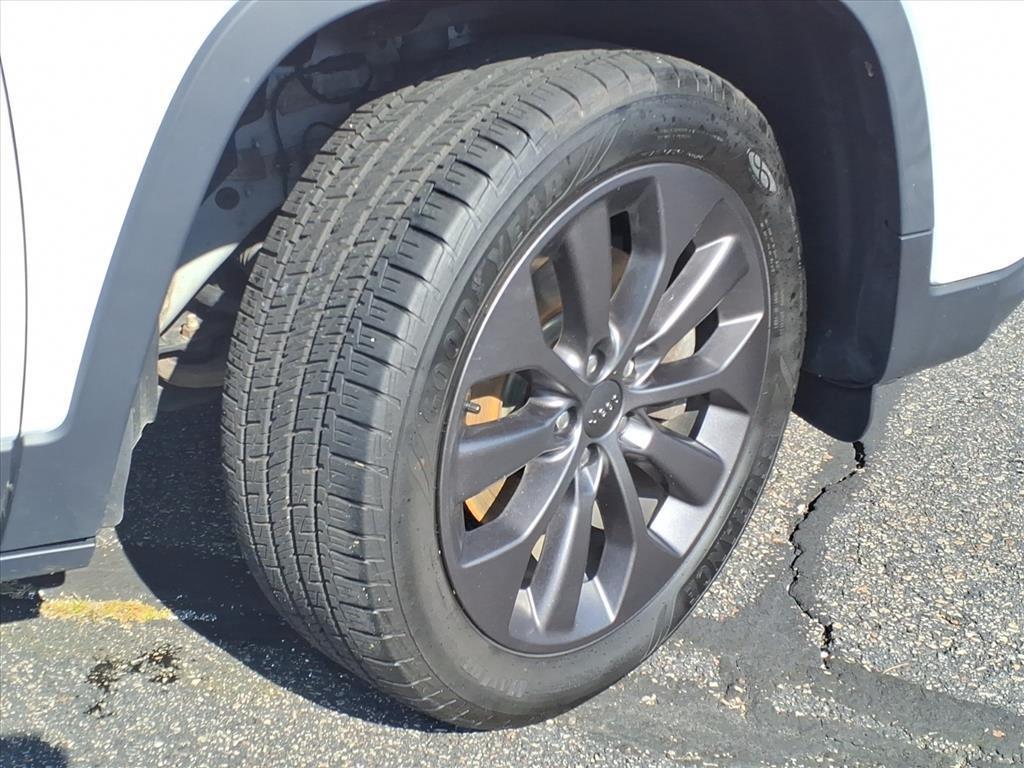 used 2021 Jeep Cherokee car, priced at $16,330