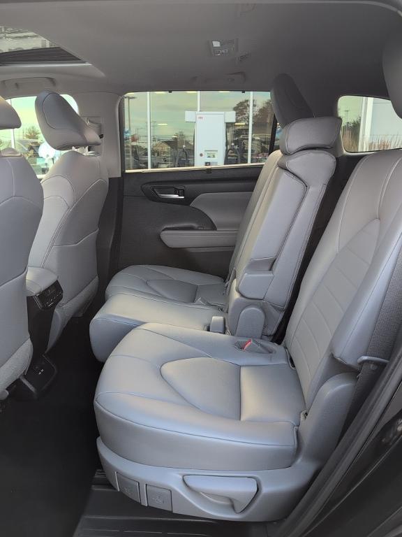 used 2021 Toyota Highlander car, priced at $34,153