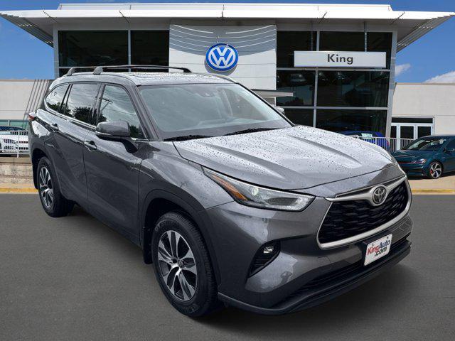 used 2022 Toyota Highlander car, priced at $37,999