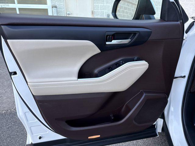 used 2021 Toyota Highlander Hybrid car, priced at $36,999