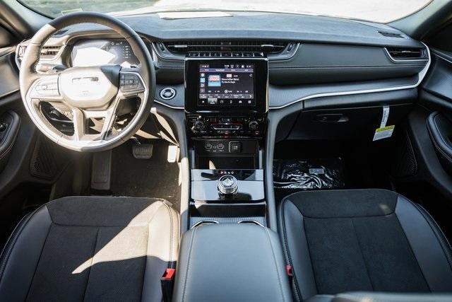 new 2025 Jeep Grand Cherokee car, priced at $40,000
